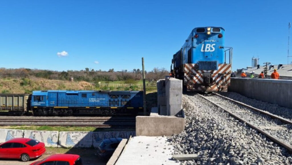 La primera prueba de cruce de formaciones en el viaducto de Aldo Bonzi ya es una realidad. Así, las vías del tren Belgrano Sur y el tren Roca, ya no se cruzan a nivel del suelo.