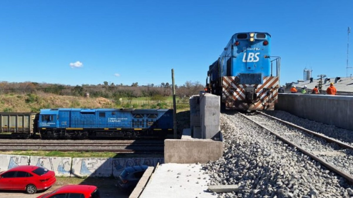La primera prueba de cruce de formaciones en el viaducto de Aldo Bonzi ya es una realidad. Así, las vías del tren Belgrano Sur y el tren Roca, ya no se cruzan a nivel del suelo.
