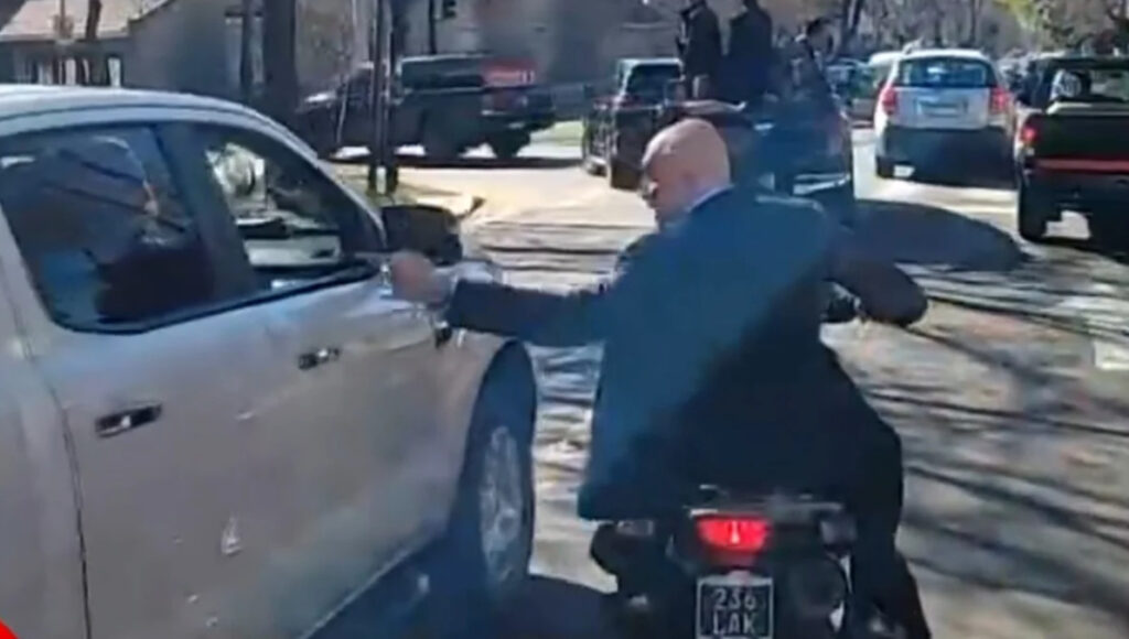 Hubo incidentes caravana de Javier Milei en Lomas de Zamora. Espert huyó en moto tras los piedrazos. Antes, el intendente Federico Otermín criticó al presidente.