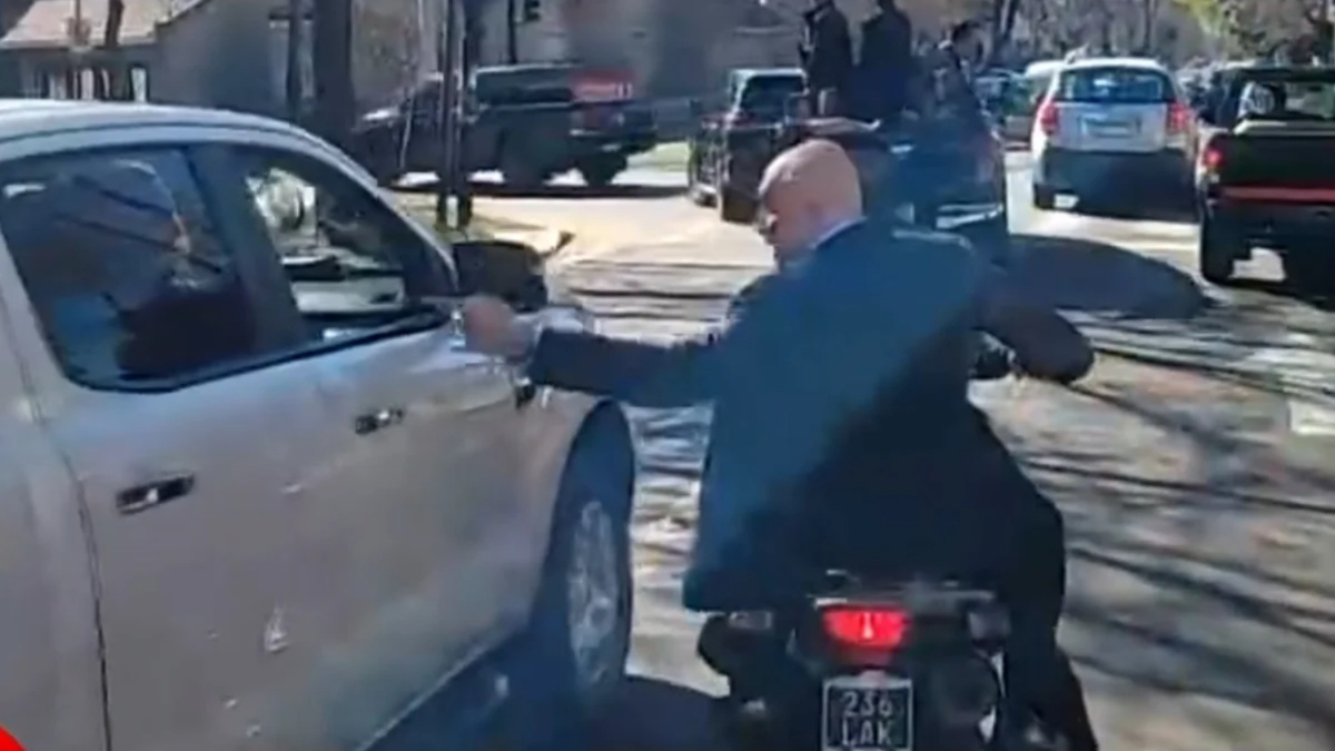Hubo incidentes caravana de Javier Milei en Lomas de Zamora. Espert huyó en moto tras los piedrazos. Antes, el intendente Federico Otermín criticó al presidente.