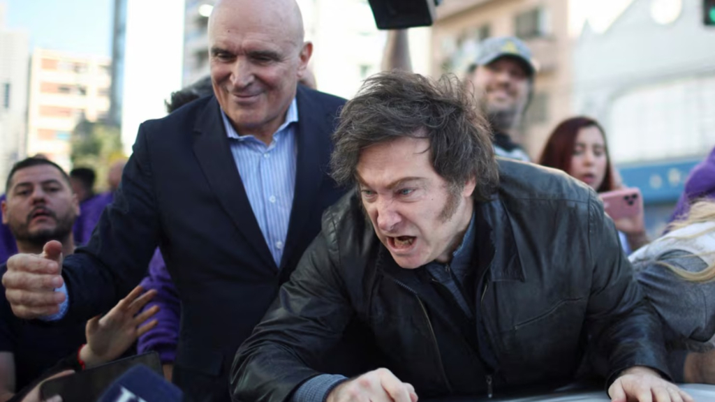 Espert y Javier Milei en un pasaje de la caravana de ayer en Lomas de Zamora. El intendente Federico Otermín condenó el ataque al presidente.