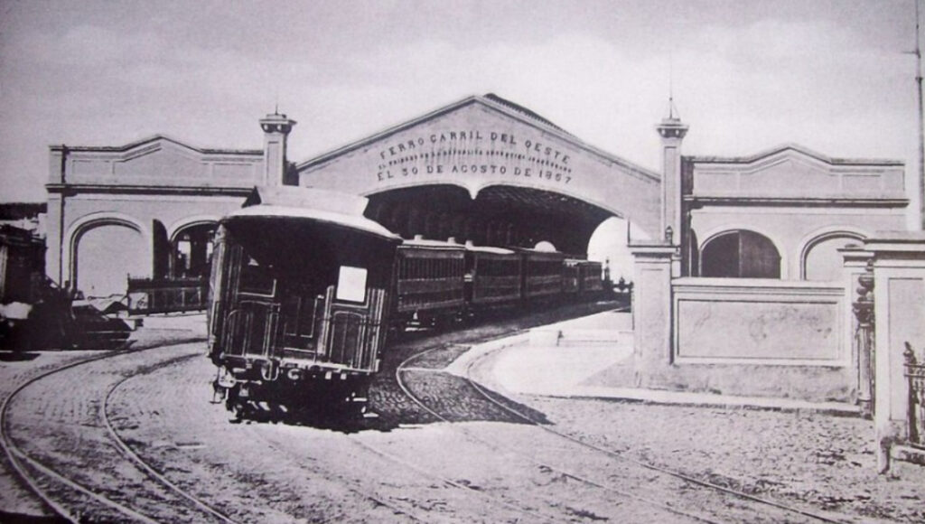 El viaje iniciático del Ferrocarril Oeste, hoy el tren Sarmiento, fue hace 168 años y hoy el Museo Ferroviario de Haedo lo celebra con una increíble muestra de fotos.