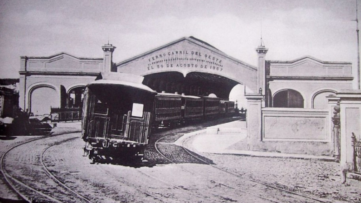 El viaje iniciático del Ferrocarril Oeste, hoy el tren Sarmiento, fue hace 168 años y hoy el Museo Ferroviario de Haedo lo celebra con una increíble muestra de fotos.