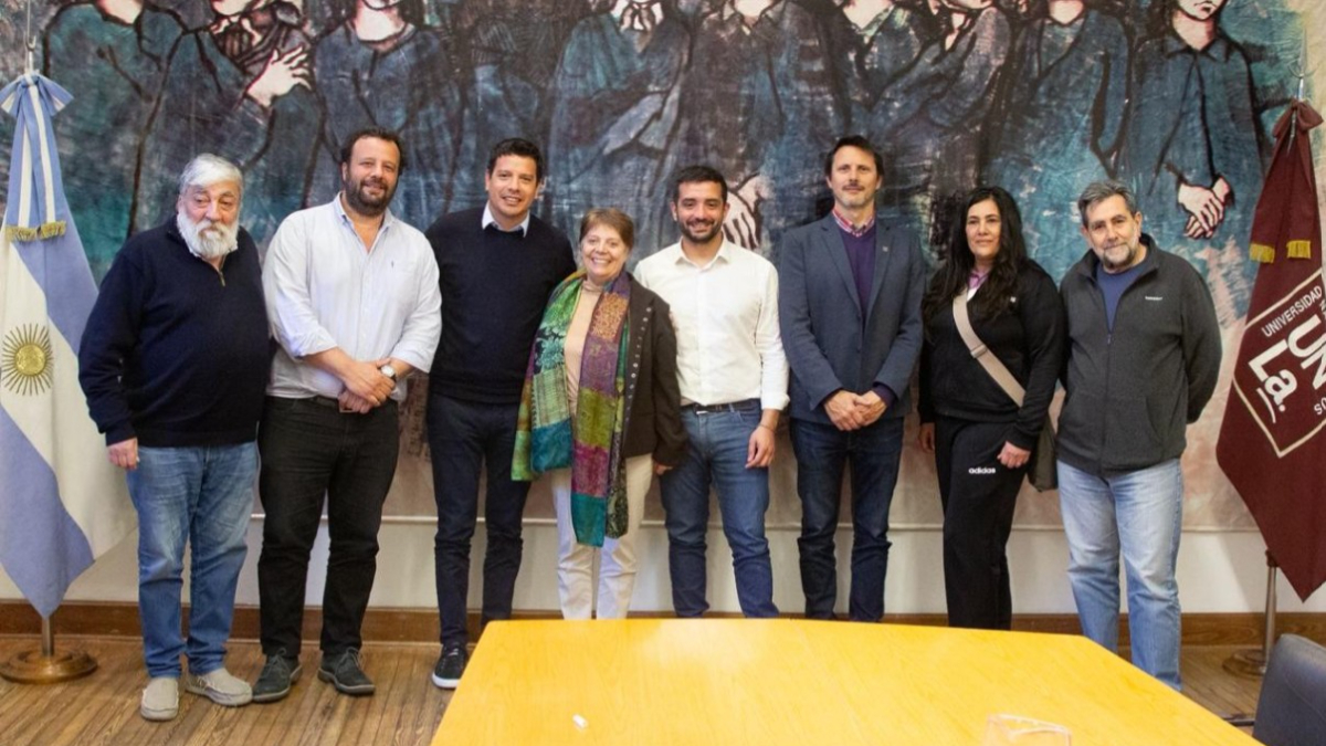 Agustín Balladsares y Cardozo, junto a la vicerrectora de la UNLa, Georgina Hernández, el jefe de Gabinete de la UNLa, Indalecio González Bargés, y Enrique Deibe, secretario de Vinculación Tecnológica y Democratización de la Ciencia de la UNLa.