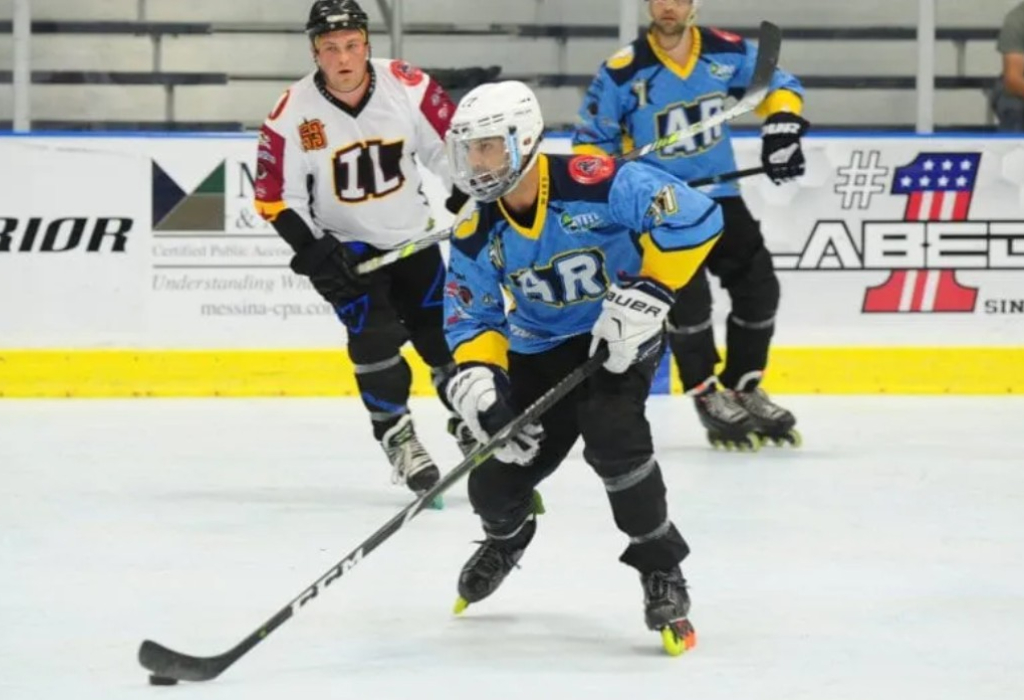 En 1997 Juan Mandayo fundó la Asociación Argentina de Hockey sobre Hielo y en Línea (AAHHL). Desde entonces, su vida está puesta en el desarrollo de ese deporte.