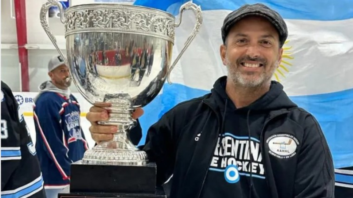 En 1997 Juan Mandayo fundó la Asociación Argentina de Hockey sobre Hielo y en Línea (AAHHL). Desde entonces, su vida está puesta en el desarrollo de ese deporte.