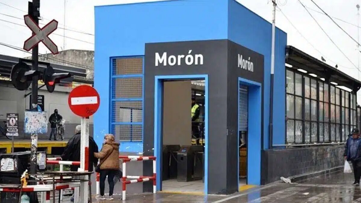 El montaje del andén provisorio lado Norte de la estación Morón del tren Sarmiento es el que se está llevando a cabo en este momento.