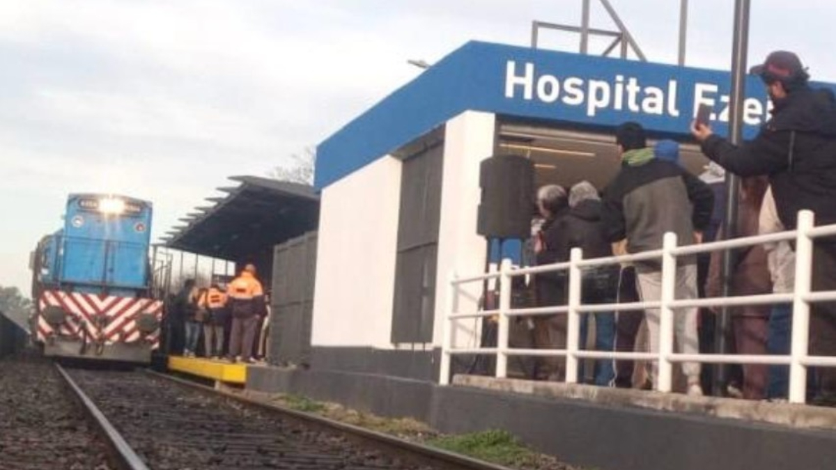 La nueva estación Hospital Ezeiza del tren Roca está ubicada a 1,6 kilómetro de la estación Ezeiza y a un kilómetro de la estación Unión Ferroviaria.