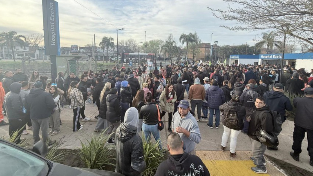 La nueva estación Hospital Ezeiza del tren Roca está ubicada a 1,6 kilómetro de la estación Ezeiza y a un kilómetro de la estación Unión Ferroviaria.