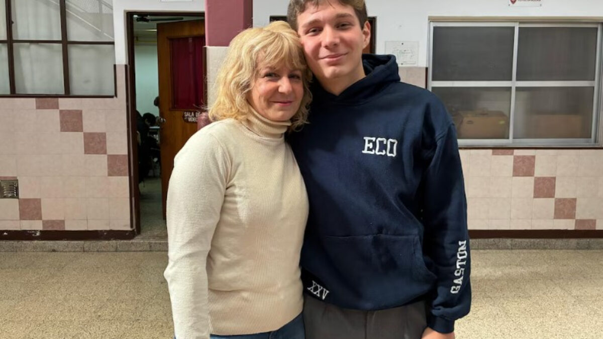 Gastón Díaz con su mamá, Cynthia, en el patio del Instituto Santa Faz de Lanús. El pibe de 17 años ya es uno de los 10 mejores estudiantes del mundo en el prestigioso Global Student Prize.