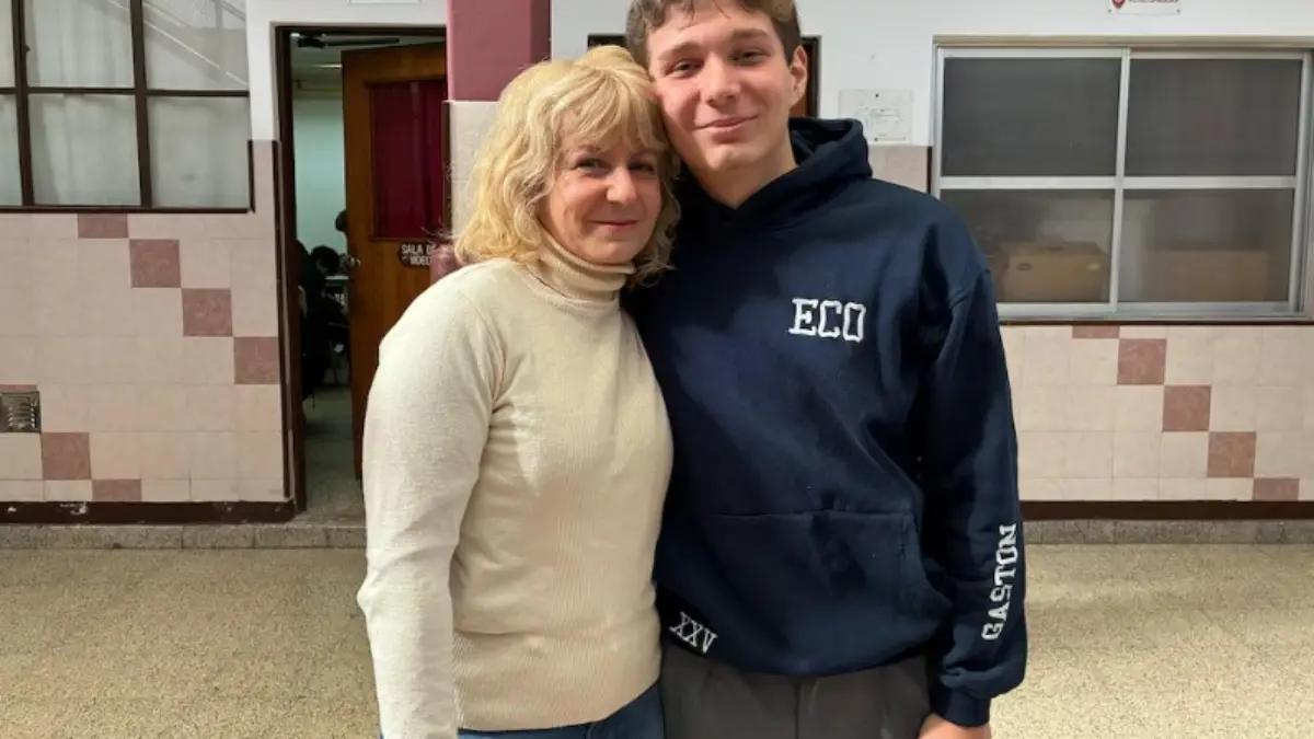 Gastón Díaz con su mamá, Cynthia, en el patio del Instituto Santa Faz de Lanús. El pibe de 17 años ya es uno de los 10 mejores estudiantes del mundo en el prestigioso Global Student Prize.