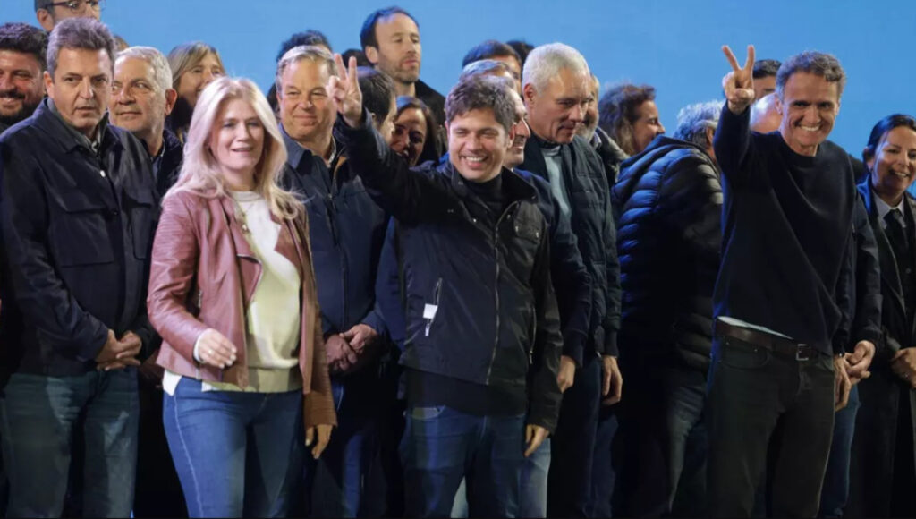 Axel Kicillof, rodeado de la vicegobernadora Verónica Magario y el ministro de Obas Públicas, Gabriel Katopodis. Fueon los grandes ganadores de las elecciones en la Provincia de Buenos Aires.