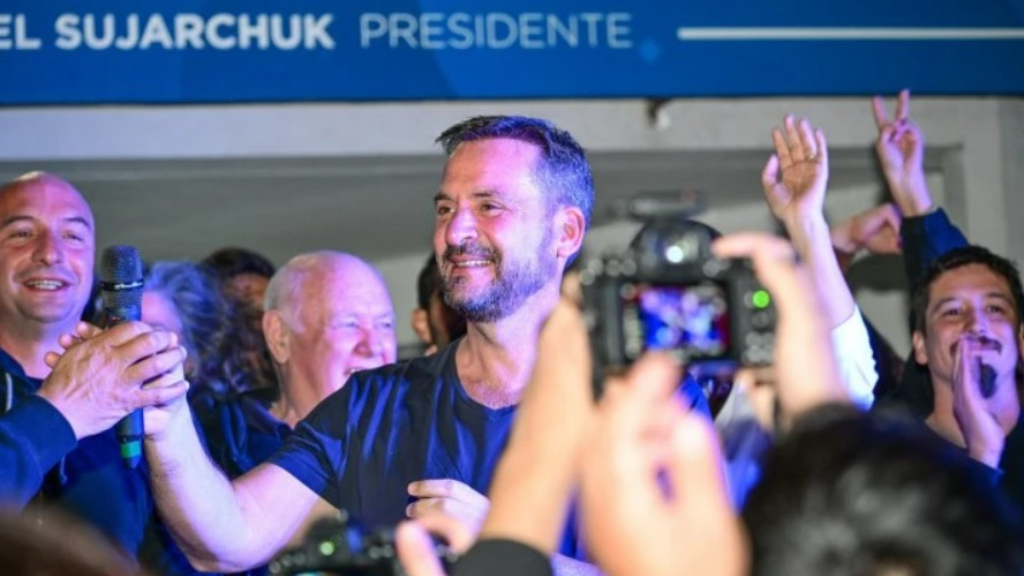 El intendentes de Escobar, Ariel Sujarchuk, le levanta la mano a Laura Cejas, que encabezó la lista de concejales de Fuerza Patria.