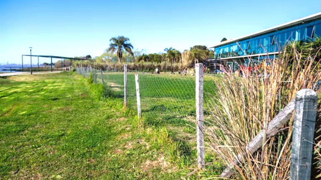 El gimnasio Sport Club había tomado en forma ilegal parte de una zona de la costa, y la comuna de San Isidro hizo que levantaran el cerco que habían levantado.