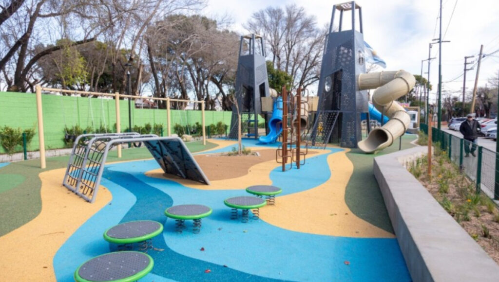 La municipalidad de San Isidro avanza en su plan de obras sobre La Plaza Belgrano, en el corazón de Villa Adelina. Los vecinos ya pueden disfrutar de un sector del nuevo espacio.