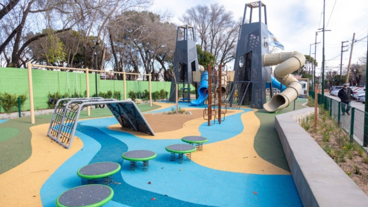La municipalidad de San Isidro avanza en su plan de obras sobre La Plaza Belgrano, en el corazón de Villa Adelina. Los vecinos ya pueden disfrutar de un sector del nuevo espacio.