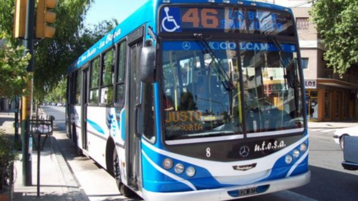 La línea 46 de colectivos une San Justo con La Boca, y ahora pasará por el barrio Procrear, junto al estadio Tomás A. Ducó de Huracán.