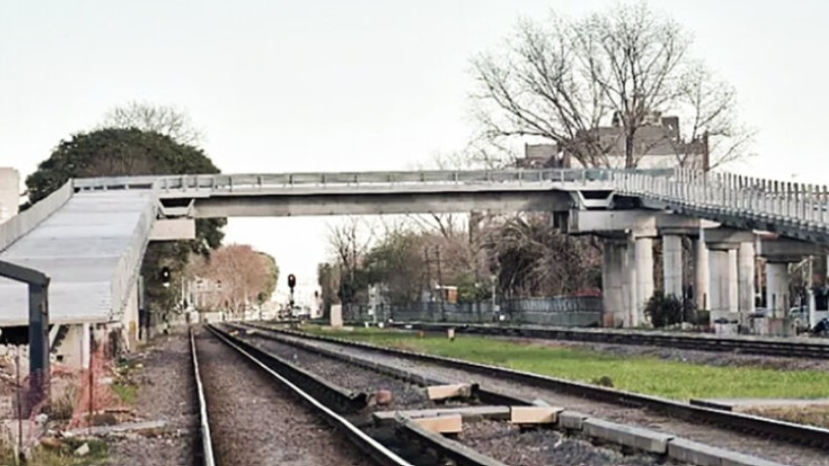 El Gobierno nacional prometió que antes de fin de año enviará los materiales para culminar el puente vehicular de Haedo, que tiene sentido sur-norte, sobre las vías del ren Sarmiento.