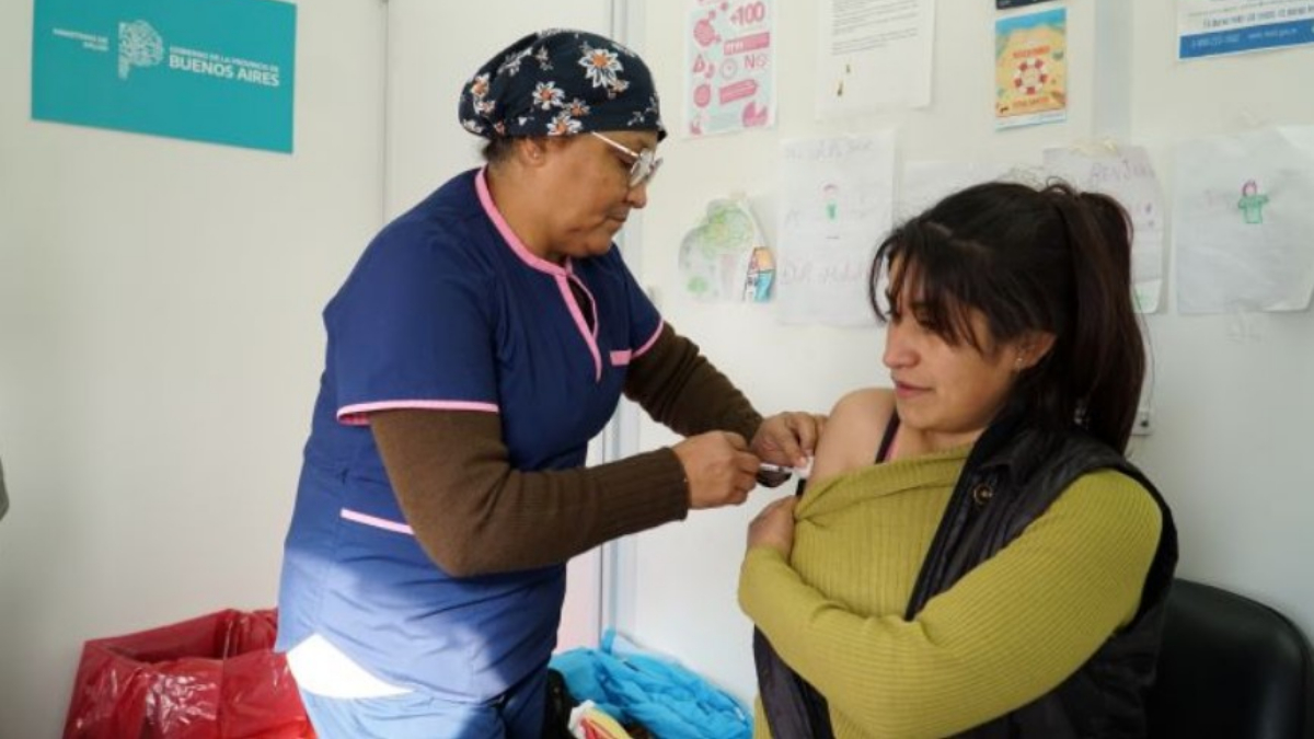 Desde ahora e la provincia de Buenos Aires las dosis de la vacuna contra el dengue estarán disponibles para todas las personas de entre 15 y 59 años; hayan transitado o no la enfermedad.