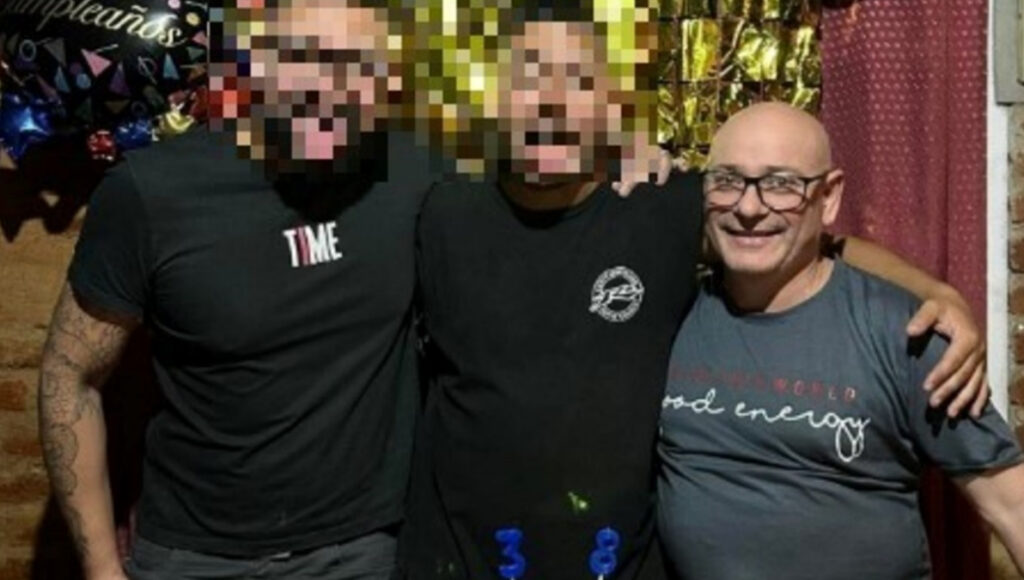 El asesinato de Luis Alberto Troche en su local de 9 de Abril, en Esteban Echeverría, está en vuelto en un halo de misterio. En la foto, junto a su pareja y su sobrinio.