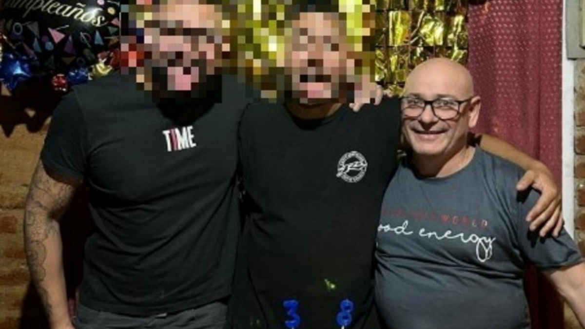 El asesinato de Luis Alberto Troche en su local de 9 de Abril, en Esteban Echeverría, está en vuelto en un halo de misterio. En la foto, junto a su pareja y su sobrinio.