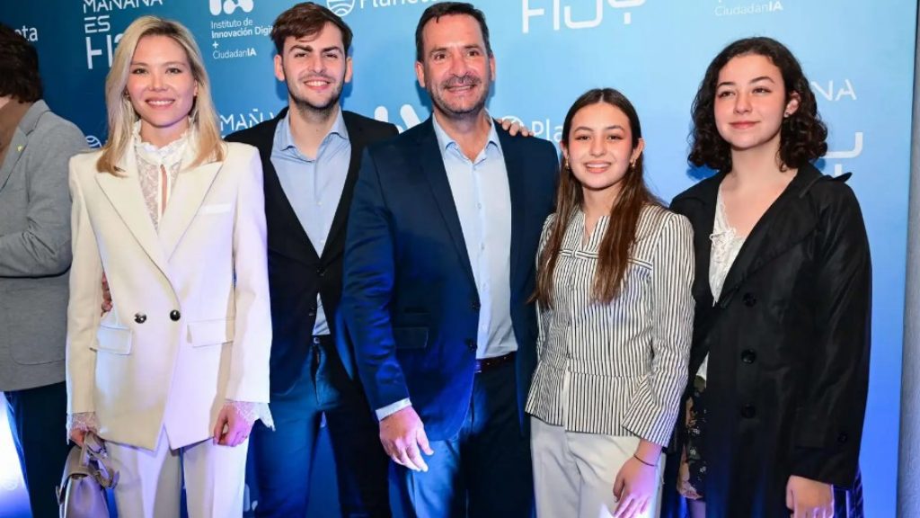 El intendente de Escobar, Ariel Sujarchuk, presentó en el Museo de Arte Latinoamericano de Buenos Aires (Malba) su primer libro, titulado "Mañana es hoy. Alianzas para una ciudadanía digital inteligente", editado por Planeta.