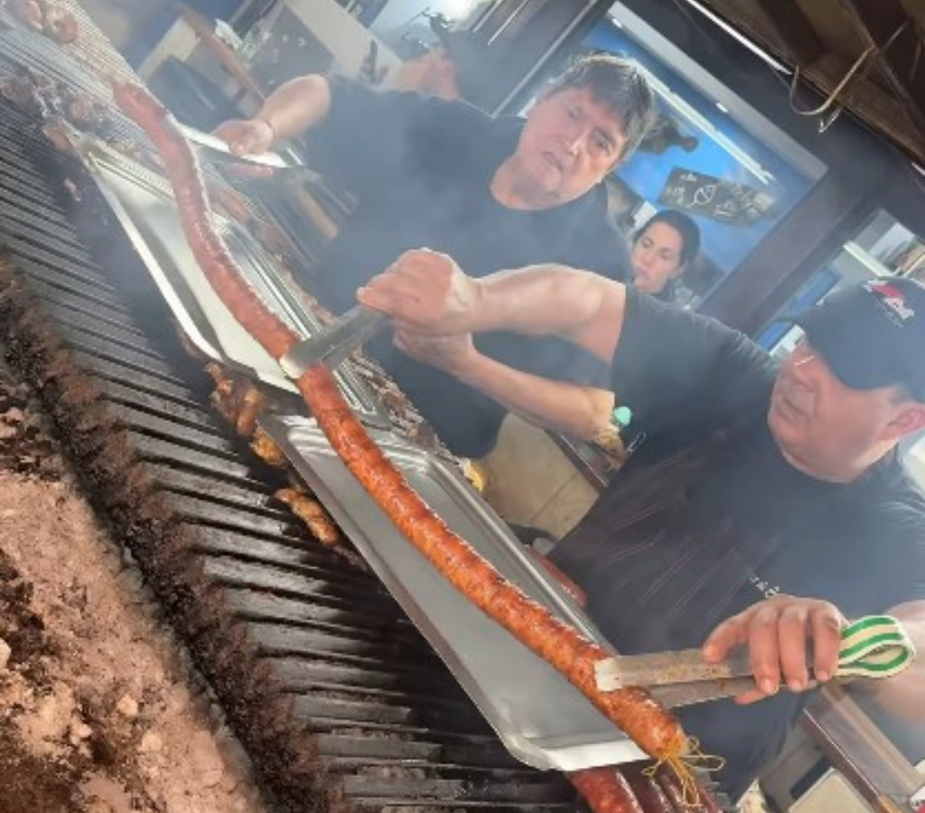 La parrilla La Casa de Coco, en Ituzaingó, se hizo viral por su maravilloso choripán de un metro veinte. Todo nació a partir de una broma.