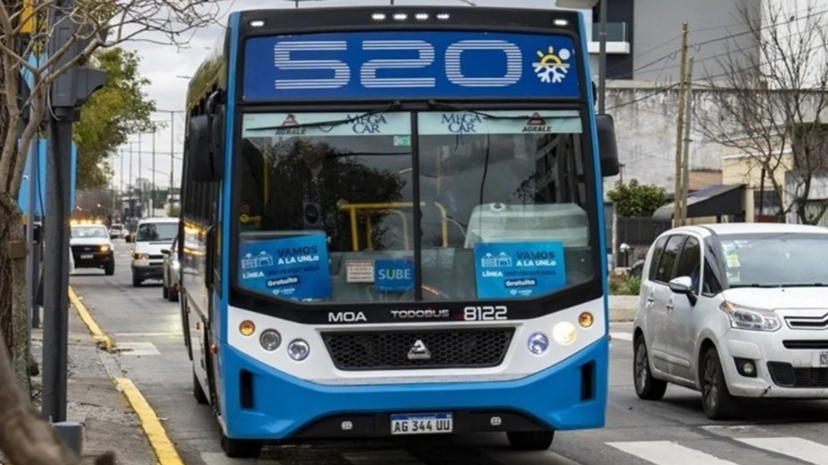 Estudiantes de la Universidad de Lanús podrán viajar gratis entre la estación de Lanús y los predios de la mencionada casa de altos estudios en los colectivos de las líneas 45, 520 y 526.