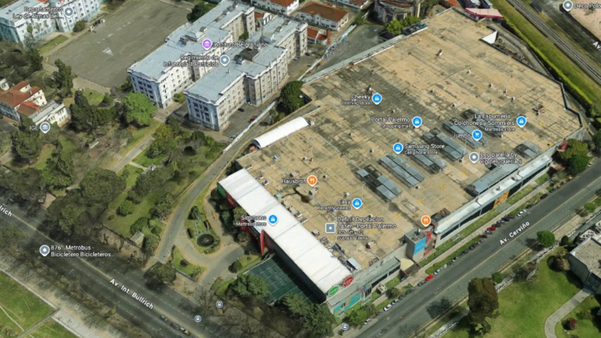 El terreno donde funciona el shopping Portal Palermo está en el cruce de la avenida Bullrich y la calle Cerviño.