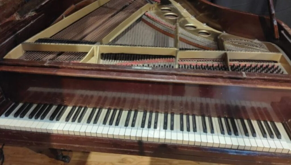 El piano Steinway que Casa Sonora de Ituzaingó intentará reparar a través de un evento solidario podrá ser disfrutado luego por los vecinos del distrito.