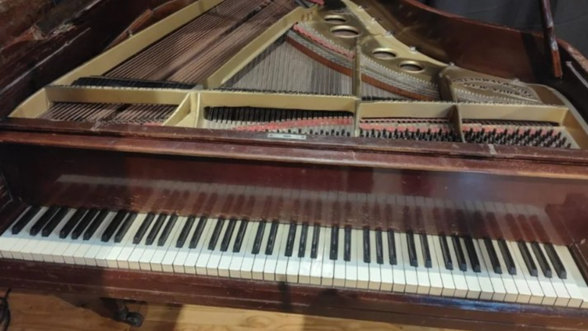 El piano Steinway que Casa Sonora de Ituzaingó intentará reparar a través de un evento solidario podrá ser disfrutado luego por los vecinos del distrito.