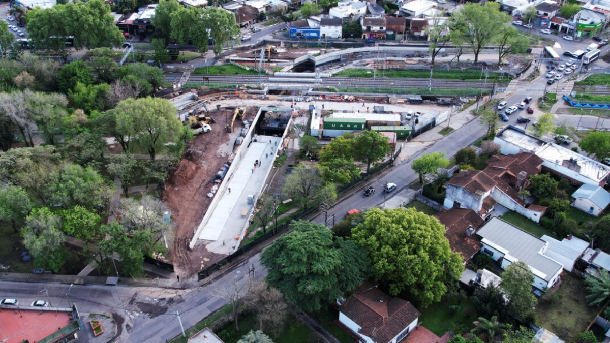El túnel de Rafael Calzada se construye en la intersección de la calle Presidente Juan Domingo Perón y las vías del tren Roca, en el ramal Temperley-Bosques.