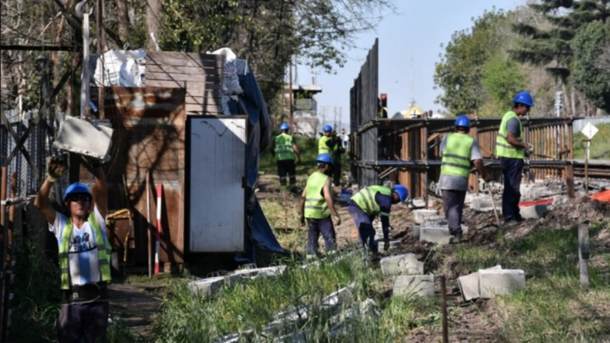 Las cuadrillas ya construyen uno de los andenes provisorios en la estación Morón del tren Sarmiento.