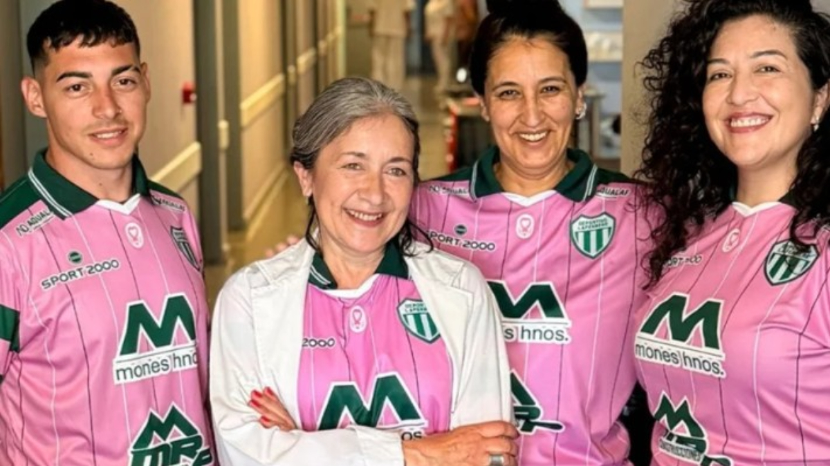 Laferrere presenta mañana su camiseta rosa para concientrizar sobre el cáncer de mama. Con lo que recauden ayudarán a un hospital de La Matanza.