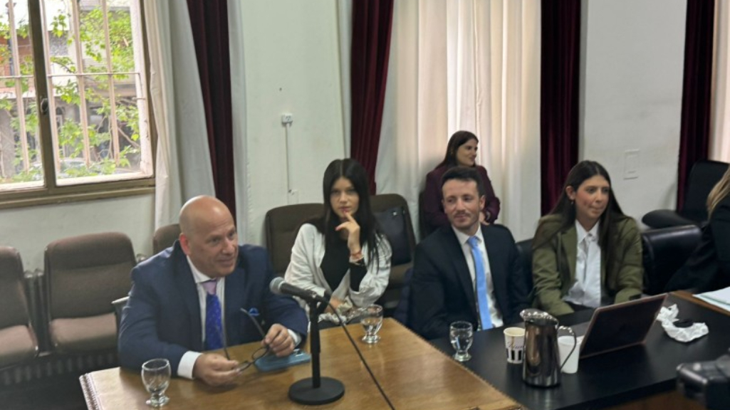 Teñida de negro y sin ganas de que la prensa tomara su rostro, así se mostró hoy Felicitas Alvite, la Toretto de La Plata, en la primera audiencia previa al juicio que se le sigue por la muerte de Walter Armand, a quien atropelló tras cruzar un semáforo en rojo.