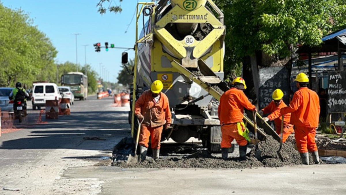 Los trabajos sobre la crucial avenida Avenida Yrigoyende Almirante Brown se realizan entre las localidades de Longchamps y Glew, en el sur del distrito.