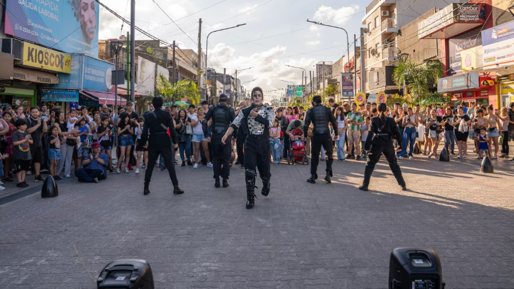 Elías Oviedo tiene 28 años y es de González Catán. Todos los sábados recrea a la perfección a Michael Jackson en la peatonal de Laferrere. Foto: TN.
