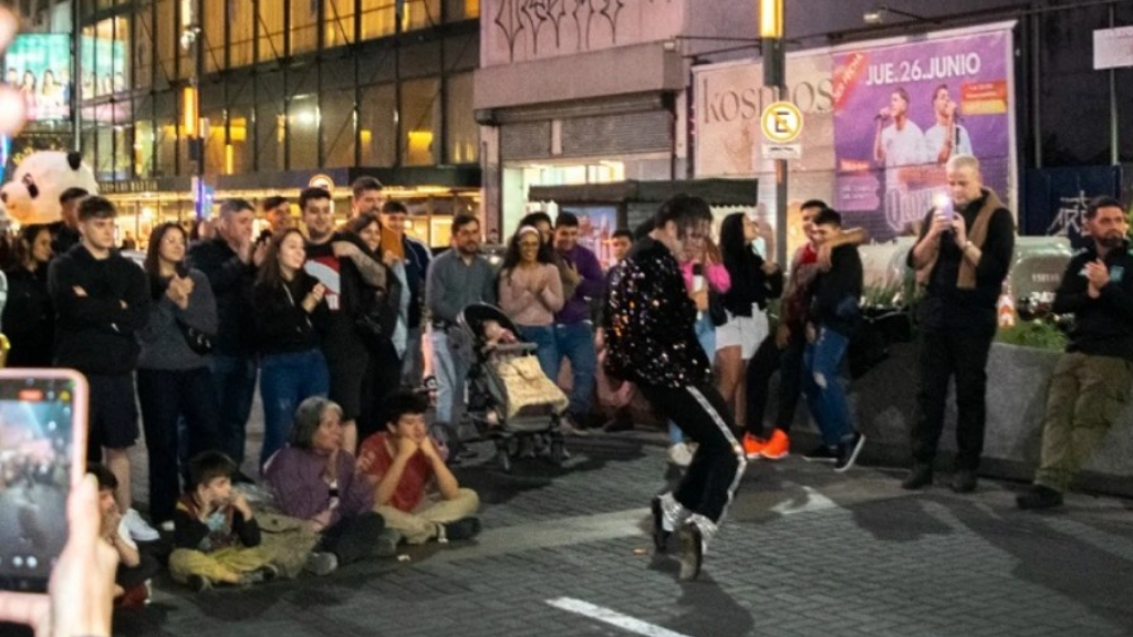 Elías Oviedo tiene 28 años y es de González Catán. Todos los sábados recrea a la perfección a Michael Jackson en la peatonal de Laferrere. Foto: TN.