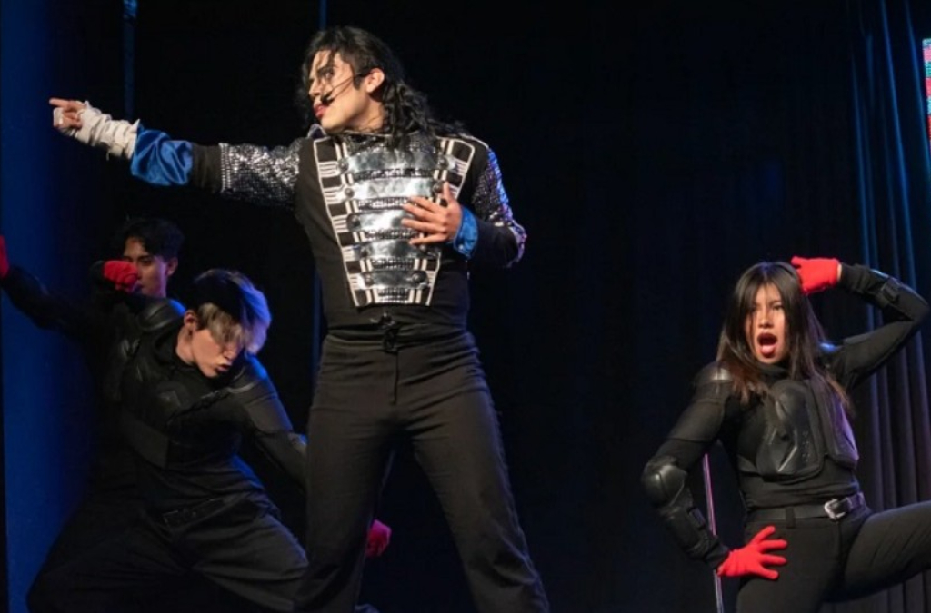 Elías Oviedo tiene 28 años y es de González Catán. Todos los sábados recrea a la perfección a Michael Jackson en la peatonal de Laferrere. Foto: TN.