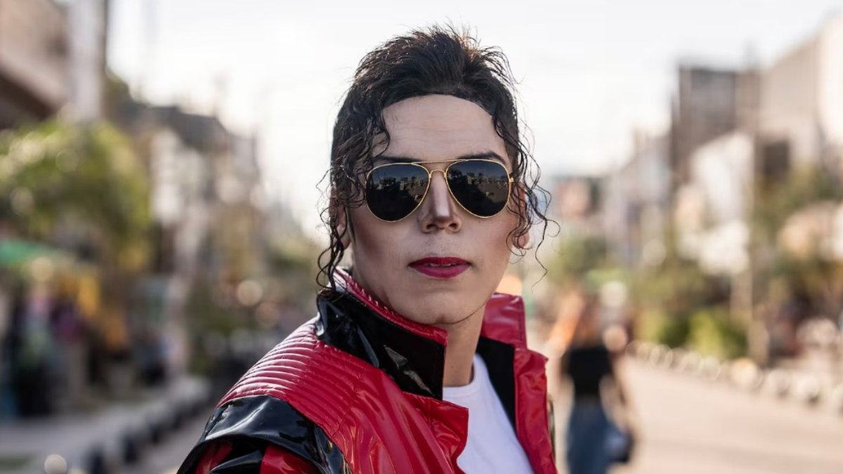 Elías Oviedo tiene 28 años y es de González Catán. Todos los sábados recrea a la perfección a Michael Jackson en la peatonal de Laferrere. Foto: TN.