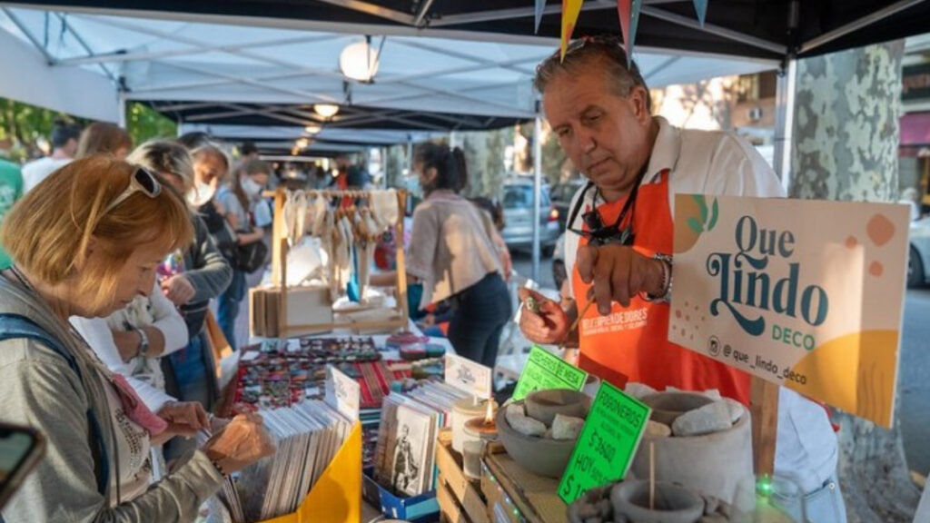 Una de las ferias que organiza San Isidro de cara al Día de la Madre será en la plaza principal de Martínez.