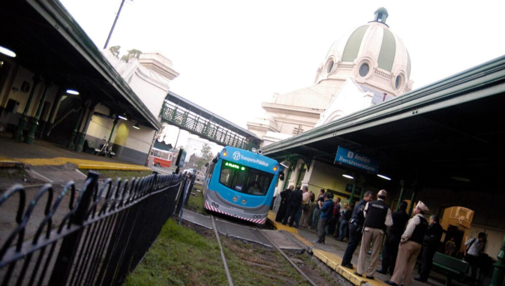 El Tren Universitario de La Plata viene sufriendo recortes continuos por parte del gobierno nacional.