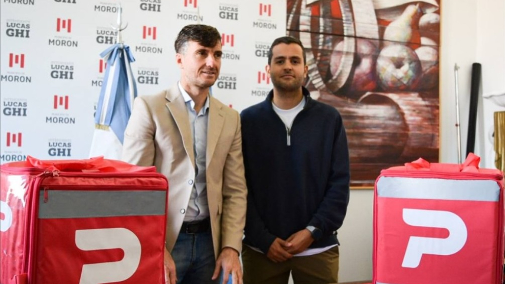 El intendente Lucas Ghi firmó un acuerdo con PedidosYa para que la empresa de entregas se afinque en Morón.