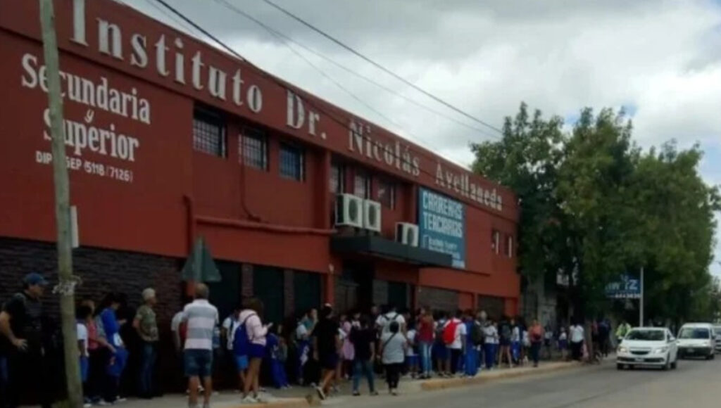 El Instituto Nicolás Avellaneda, en Ingeniero Maschwitz, donde se agarraron a golpes en las inmediaciones de la institución, queda en la Colectora Este, entre Chacabuco y Almirante Brown del partido de Escobar.