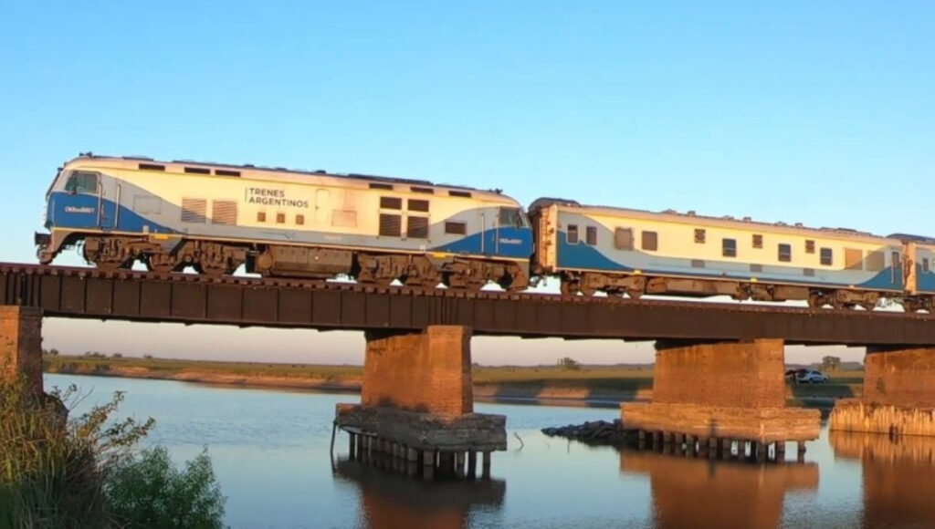 Los trenes de larga distancia a Córdoba y Tucumán seguirán suspendidos hasta nuevo aviso por problemas en rieles, puentes y señales.