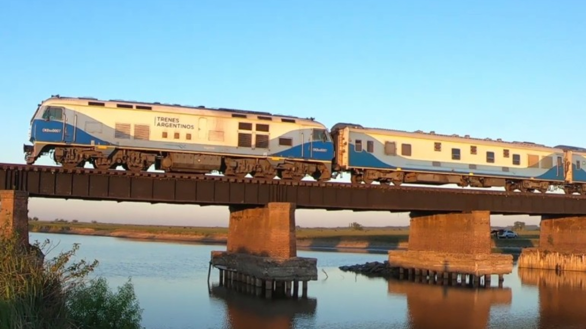 Los trenes de larga distancia a Córdoba y Tucumán seguirán suspendidos hasta nuevo aviso por problemas en rieles, puentes y señales.