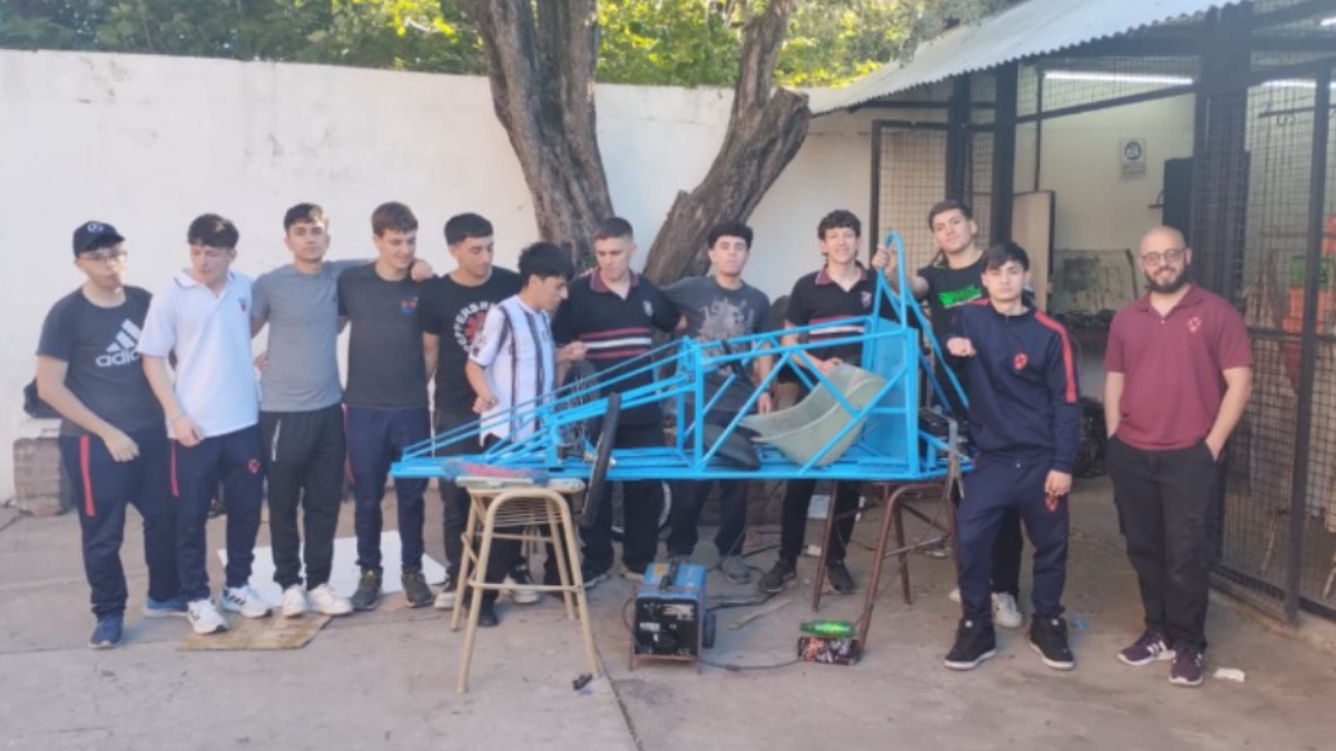 Los estudiantes de séptimo año del Instituto Madero de Villa Madero están participando del Desafío ECO YPF 2025 y necesitan del apoyo de los vecinos de La Matanza