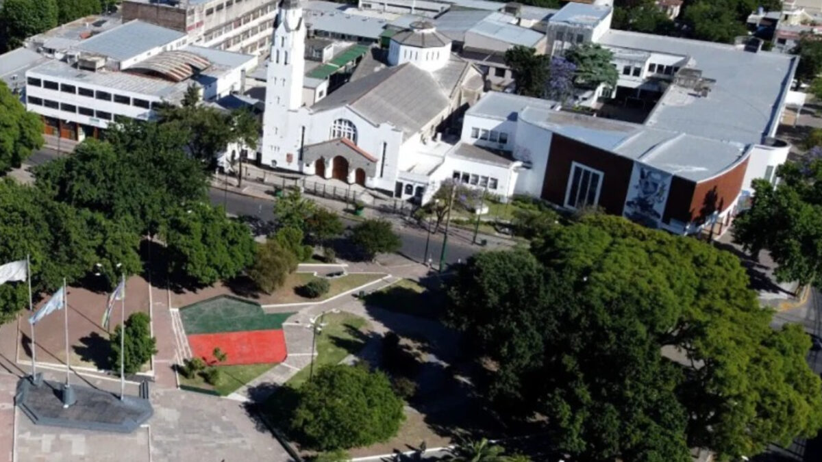 La Plaza 20 de Febrero de Ituzaingó y la Iglesia San Judas Tadeo, dos íconos del distrito. El lunes arrancan obras para cambiar por completo la zona.