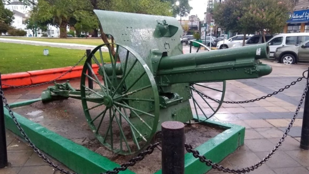 La Plaza 20 de Febrero de Ituzaingó y la Iglesia San Judas Tadeo, dos íconos del distrito. El lunes arrancan obras para cambiar por completo la zona.