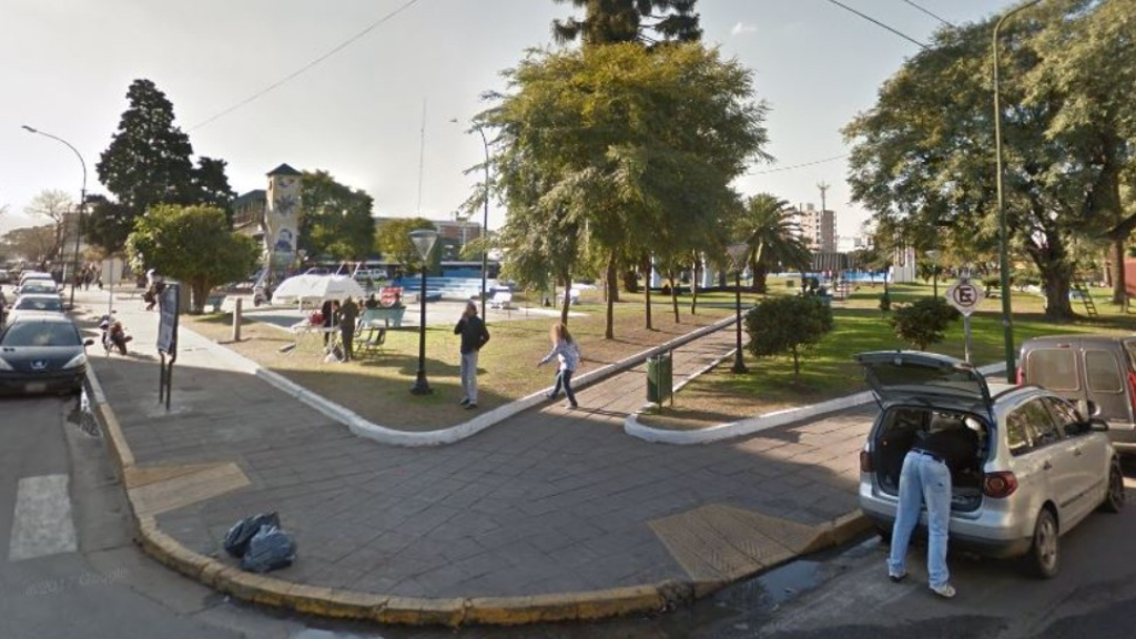 La Plaza 20 de Febrero de Ituzaingó y la Iglesia San Judas Tadeo, dos íconos del distrito. El lunes arrancan obras para cambiar por completo la zona.